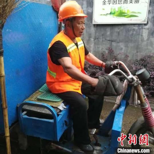 刘汉青驾驶环卫三轮车(资料图)。　杨一之 摄