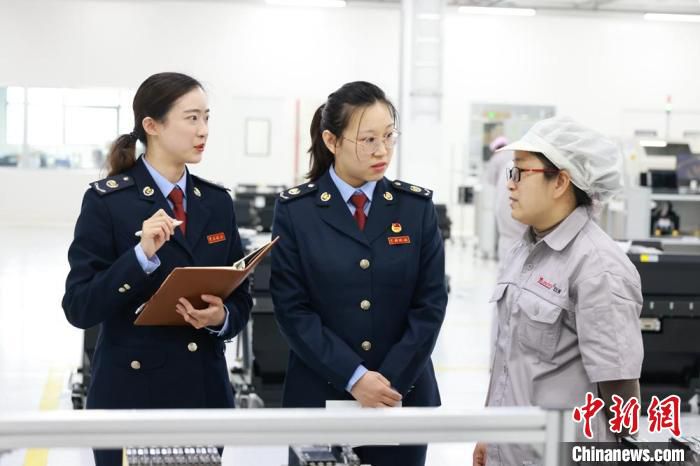 徐州市税务局组织服务团队走进江苏云意电气股份有限公司落实留抵退税政策。　闫士亮 摄