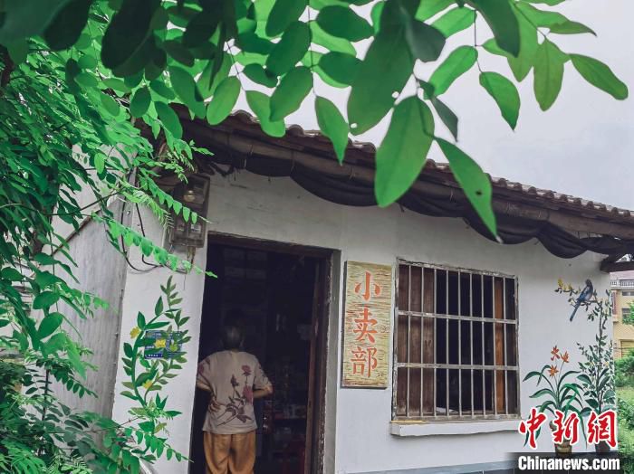 麻阳县宋家湾村特色墙绘。　谭雅丽 摄