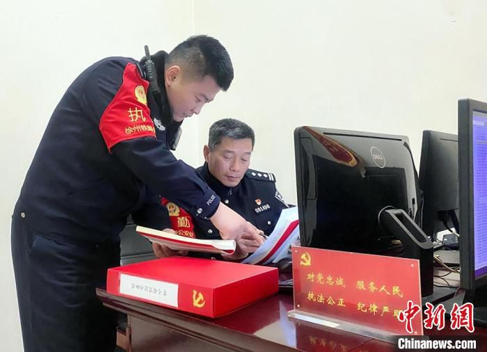师徒二人一起学习。　梁西征 摄