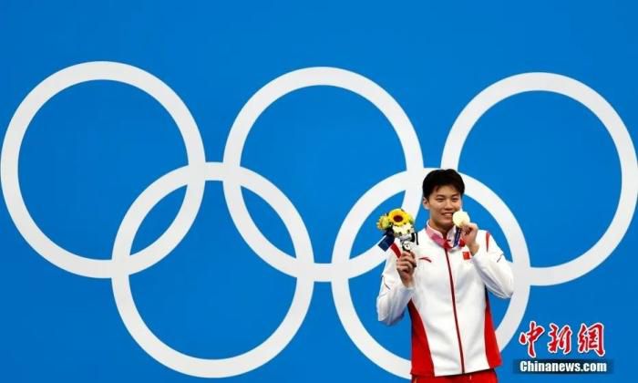 东京奥运会男子200米混合泳决赛中，中国选手汪顺以1分55秒夺得冠军，继里约奥运会夺得该项目铜牌后成功登上最高领奖台。中新社记者 富田 摄