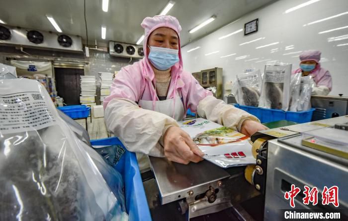 金盛水产员工正在作业。　阮传龙 摄
