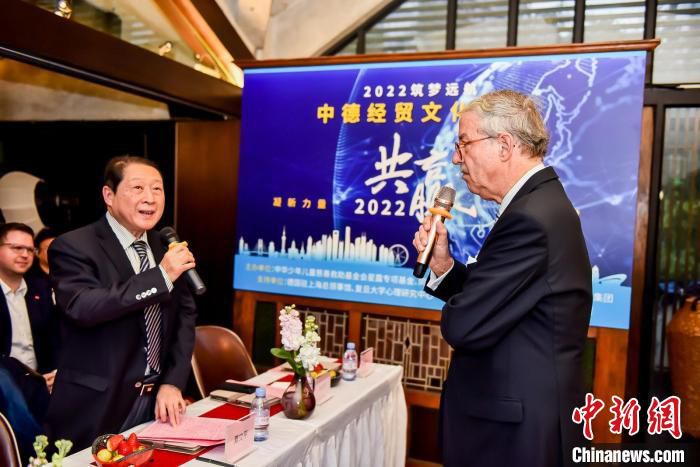 企业家、专家学者等共议中德经贸文化发展之道，分享思想。　崔瑜 摄