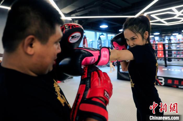 梁媛在拳馆打拳。　王磊 摄