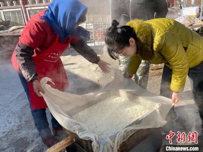 图为曹克尊的家人正在制作豆腐。　李晗雪 摄