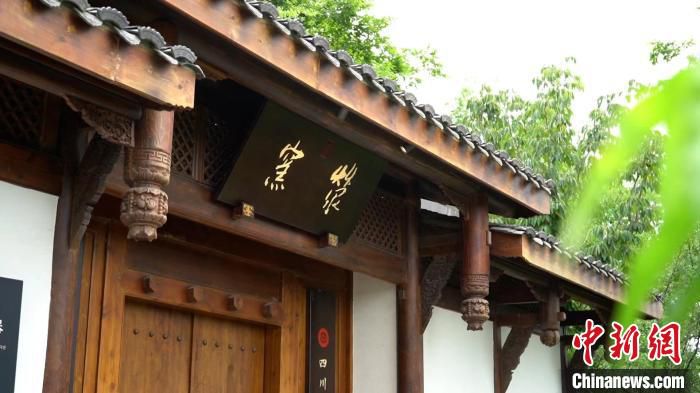 荥窑博物馆是官塘五座非遗文化主题院落之一，常年陈列展出荥窑砂器的茶器、食器、花器三大类艺术品。　唐启浩 摄