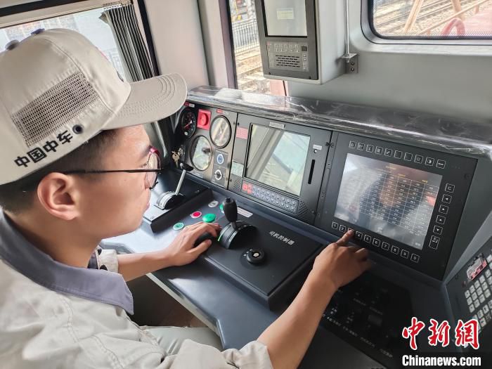 图为大功率交流传动调车机车。　白鹏海 摄