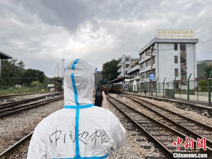 图为民警对列车进行查验。　河口边检站供图
