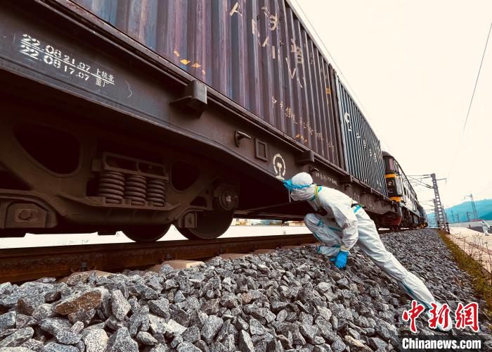 图为民警对列车进行查验。　磨憨边检站供图