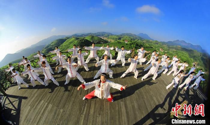 “山水陆空 运动绿都”——三明市首届绿水青山体育消费季之茶海太极运动康养活动。(资料图) 三明市体育局 供图
