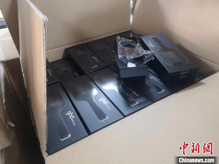 现场缴获的侵权商品。　宁波市市场监管局 供图