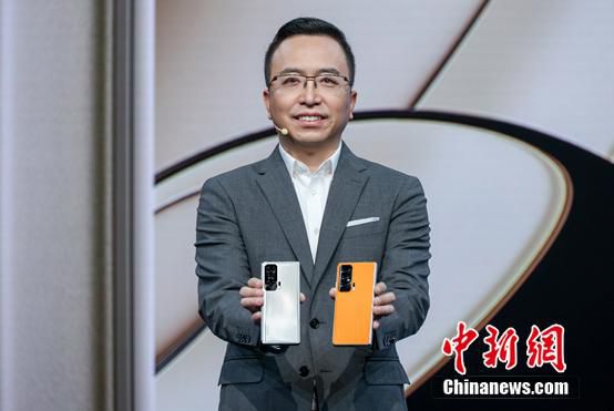 荣耀CEO赵明展示荣耀Magic V手机。供图
