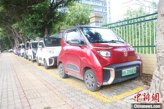 6月23日，广西柳州市利用人行道树间空隙和路面空间，设置的大量新能源汽车专用停车泊位。中新社记者 林馨 摄 　