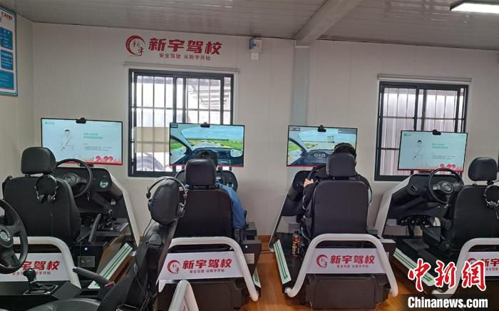 智能模拟教学设备具有操作技巧与真车一致的优势。　孙权 摄