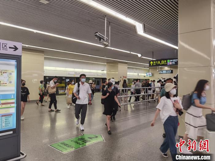 乘客从17号线换乘2号线 浦帆 摄