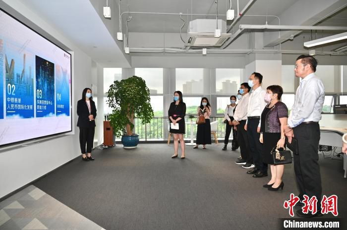 领事官员参观中银香港东南亚业务营运中心。　俞靖 摄