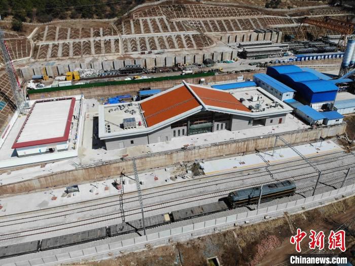 图为滇藏铁路丽香段一座正在建设中的车站。　刘昊亮 摄