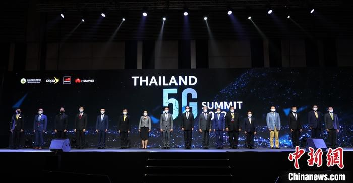 6月16日，2022年泰国5G峰会在曼谷举行，泰国总理巴育主持开幕式并见证“泰国5G联盟”成立。此次峰会由泰国数字经济和社会部、数字经济促进局和华为公司等共同举办，逾千名政府官员、研究人员、合作伙伴等在线下集聚一堂，讨论5G如何能使数字化转型，为产业创造新价值。 中新社发 华为技术(泰国)有限公司 供图 　