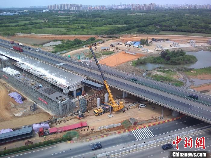 6月23日，宁(南京)芜(芜湖)高速改扩建工程芜湖枢纽匝道桥首件钢箱梁开始吊装。　朱其平 摄
