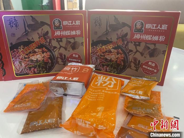 “柳江人家”螺蛳粉样品。　麦媛媛 摄