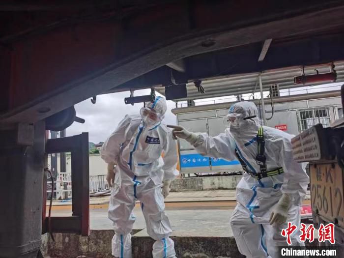口岸工作人员对车辆进行通关查验作业。　广西商务厅供图