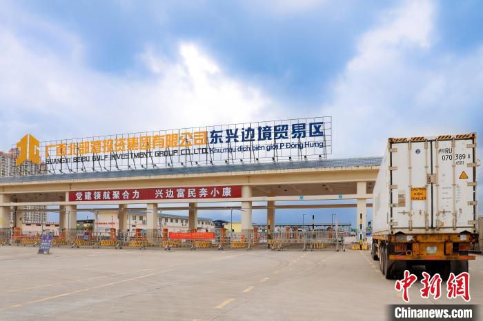 越南车辆驶入东兴互市贸易区 褚娟 摄