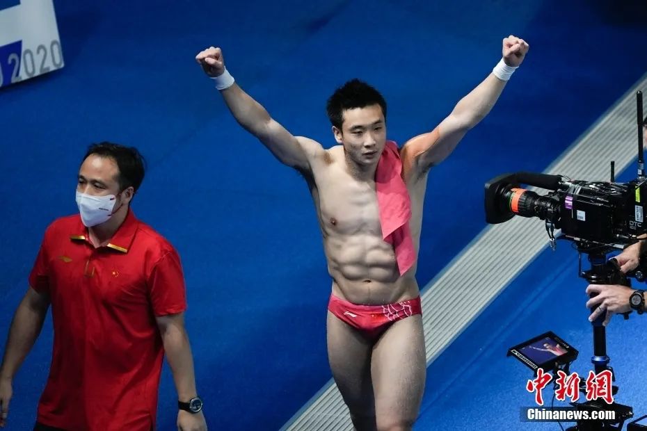 资料图：东京奥运会跳水男子10米跳台决赛，中国选手曹缘夺得冠军。图为曹缘庆祝夺冠。中新社记者 杜洋 摄