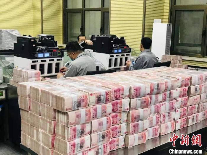 资料图：甘肃一银行的点钞员在清点人民币。　艾庆龙 摄