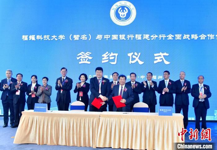 图为签约仪式。　吕明 摄