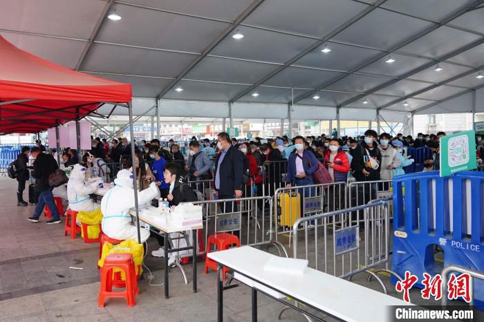 广州火车站严把交通枢纽防疫关 胡强明 摄