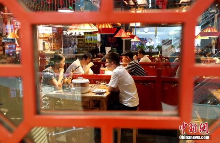 资料图：6月9日，市民在北京丰台区一餐厅内就餐。 中新社记者 张宇 摄