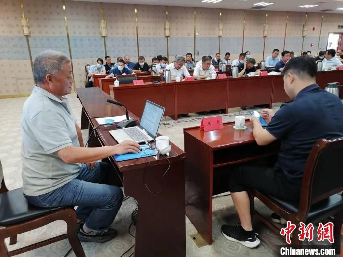 专家支招新疆喀什樱桃产业如何高质量发展。　朱景朝 摄