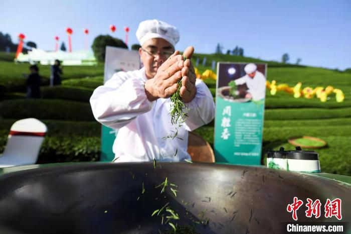 制茶大师手工炒制茶叶。　朱翚 摄