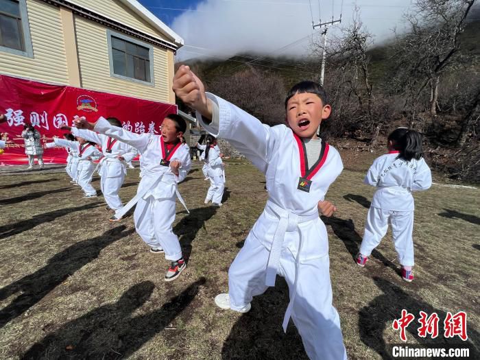 图为学生们正在学习跆拳道拳法。　普珍 摄