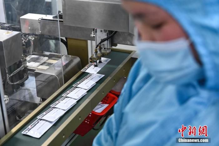3月2日，广东省广州市，万孚生物内的自动化生产线正在生产供港新冠抗原检测试剂。当日，由万孚生物生产的600万人份新冠抗原检测试剂从虎门港码头吊装上船，运往香港。 中新社记者 陈骥旻 摄