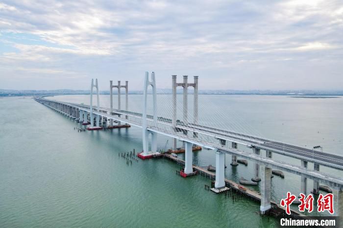 新建福厦铁路泉州湾跨海大桥(左)和已建成的泉州湾跨海高速公路桥。　中交二航局供图