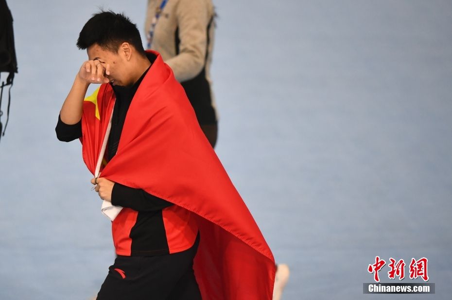 图为高亭宇庆祝胜利。 中新社记者 李骏 摄