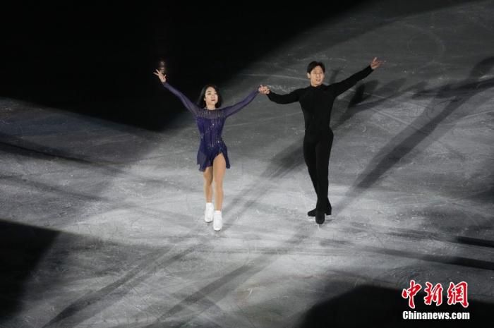 2月20日，北京2022年冬奥会花样滑冰表演滑在首都体育馆举行。图为中国队选手隋文静/韩聪在表演滑中。 中新社记者 毛建军 摄