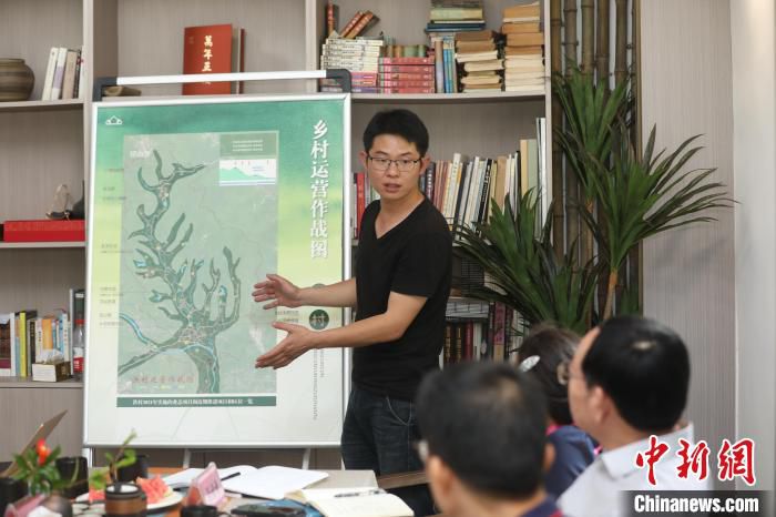 洪村乡村运营商介绍乡村发展规划。　单倩霞 摄