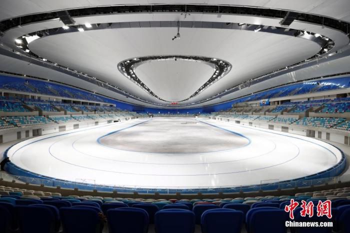 国家速滑馆国家速滑馆是北京2022年冬奥会标志性场馆。冬奥会期间，国家速滑馆将承担速度滑冰比赛，在此将诞生14块金牌。目前，国家速滑馆完成速滑赛道的首次制冰，具备了迎接测试赛的条件。图为2021年1月28日，已完成制冰的国家速滑馆。中新社记者 富田 摄