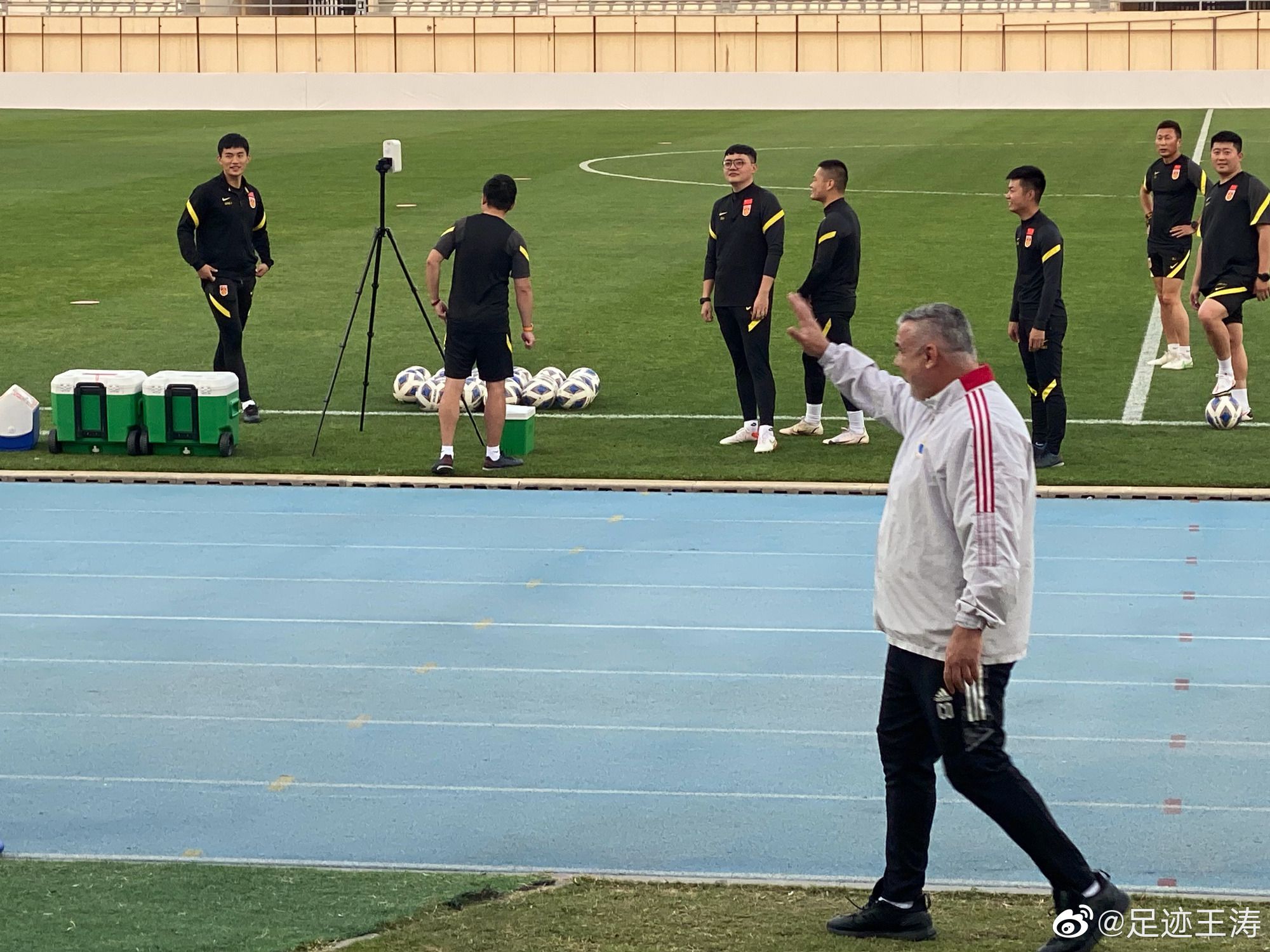 记者：前江苏队主教练奥拉罗尤探班国足训练