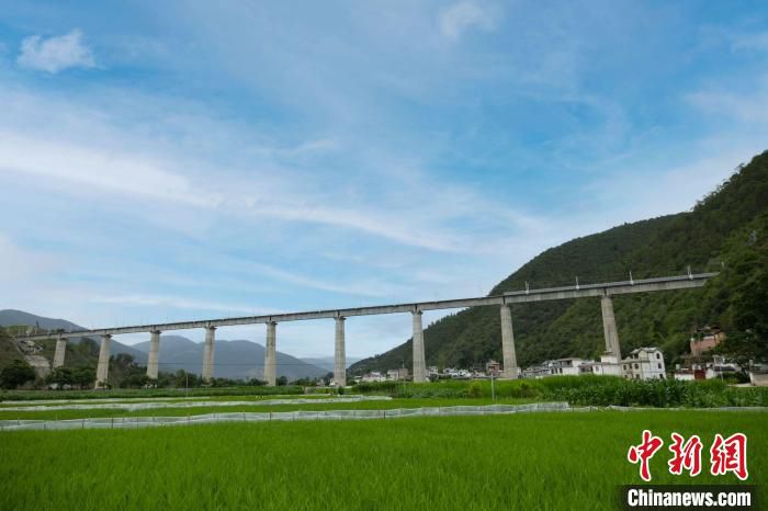 图为大瑞铁路大理至保山段。　姚巍 摄