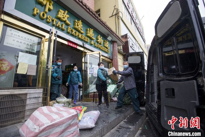 资料图为山西太原，工作人员分拣快递。 中新社记者 张云 摄
