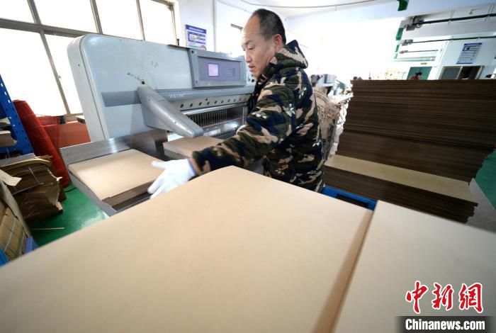平乡县一家档案用品有限公司的工人正在进行纸板裁剪。　李超 摄