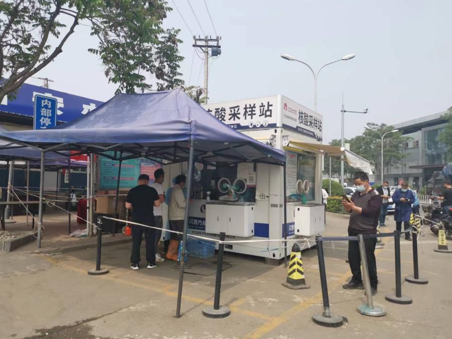 新发地核酸采样点。中新财经记者谢艺观 摄