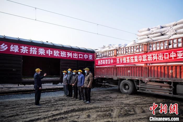 西乡车站工作人员正准备装卸茶叶。　吴大明 摄
