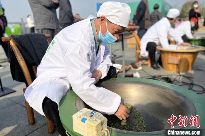 炒茶师手工炒茶。　张国荣 摄