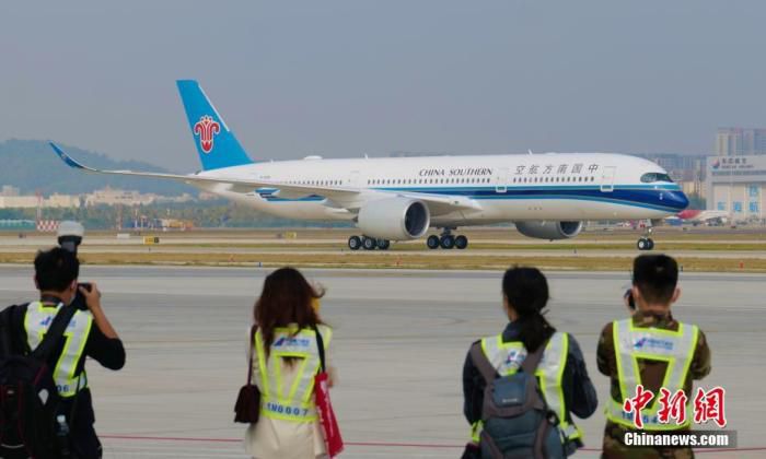 1月6日，广东省深圳市，南航两架全新大型远程宽体A350-900型客机同时落户深圳，加盟南航深圳分公司，深圳迎来目前最大空客宽体客机。中新社记者 陈文 摄