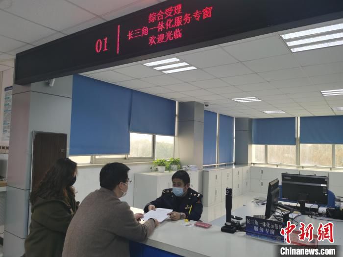 马先生向登记窗口提交了歇业备案材料，现场办理了企业歇业备案手续。　上海市场监管局供图