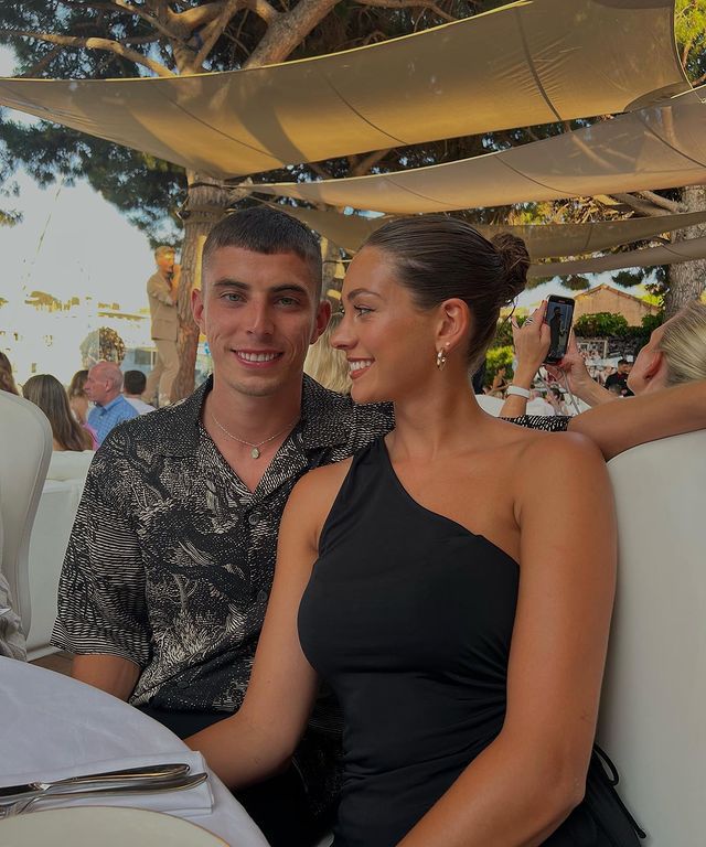 夏維斯和女友一同在同一個社區長大，於2018年從朋友最後成為戀人。網上圖片